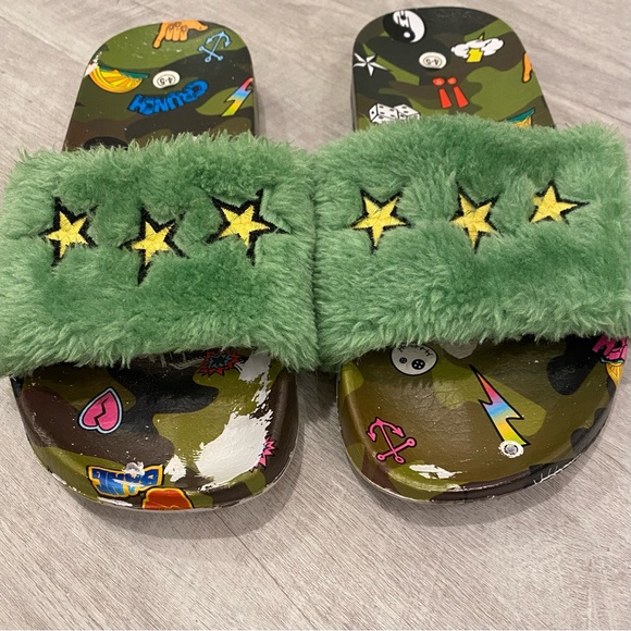 ISCREAM “Camo” Fluffy Slides - Picture 3 of 9